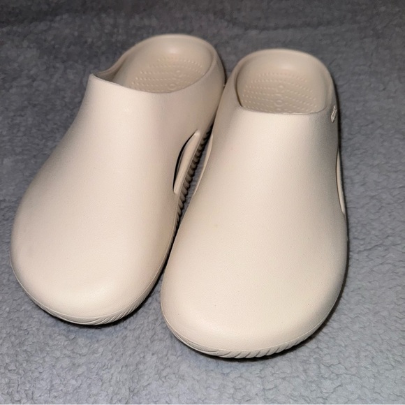 Crocs, Men’s 8, Women’s 10 - Picture 2 of 10